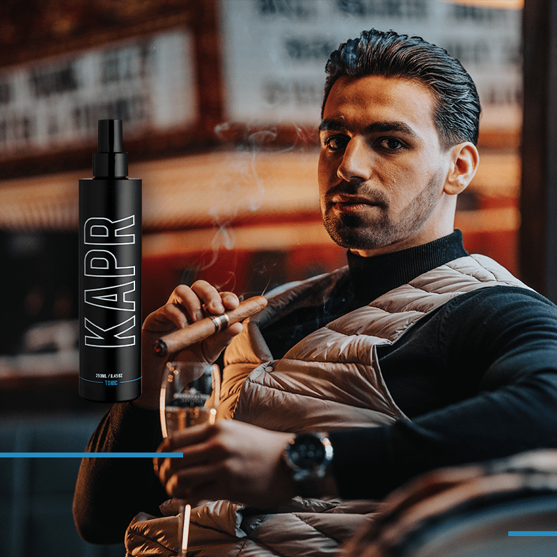 Man met baard houdt KAPR Hair Tonic vast, symbool voor moderne mannenverzorging en pre-styling met KAPR.