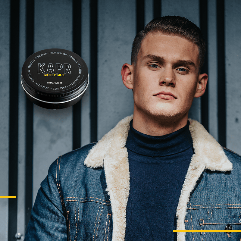 KAPR Matte Pomade 60ml reisformaat – detailfoto van deksel met logo.