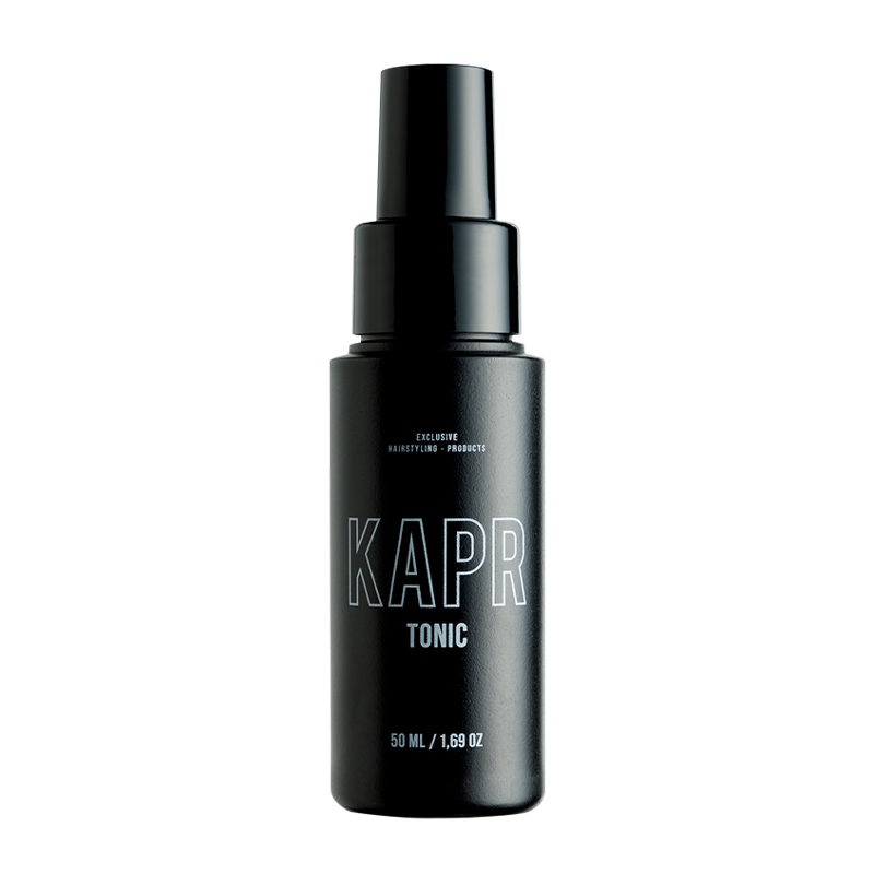 Verhoog je haarroutine met de veelzijdige Grooming Haar Tonic 250ml, ontworpen voor zowel volume als bescherming.|Grooming Haar Tonic 250ml – Voor volume, textuur en versterkte hold met hittebescherming.|Ervaar de kracht van KAPR Grooming Haar Tonic 50ml bij elke stylingsessie.