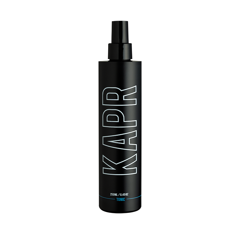 Verhoog je haarroutine met de veelzijdige Grooming Haar Tonic 250ml, ontworpen voor zowel volume als bescherming.|Grooming Haar Tonic 250ml – Voor volume, textuur en versterkte hold met hittebescherming.|Ervaar de kracht van KAPR Grooming Haar Tonic 250ml bij elke stylingsessie.
