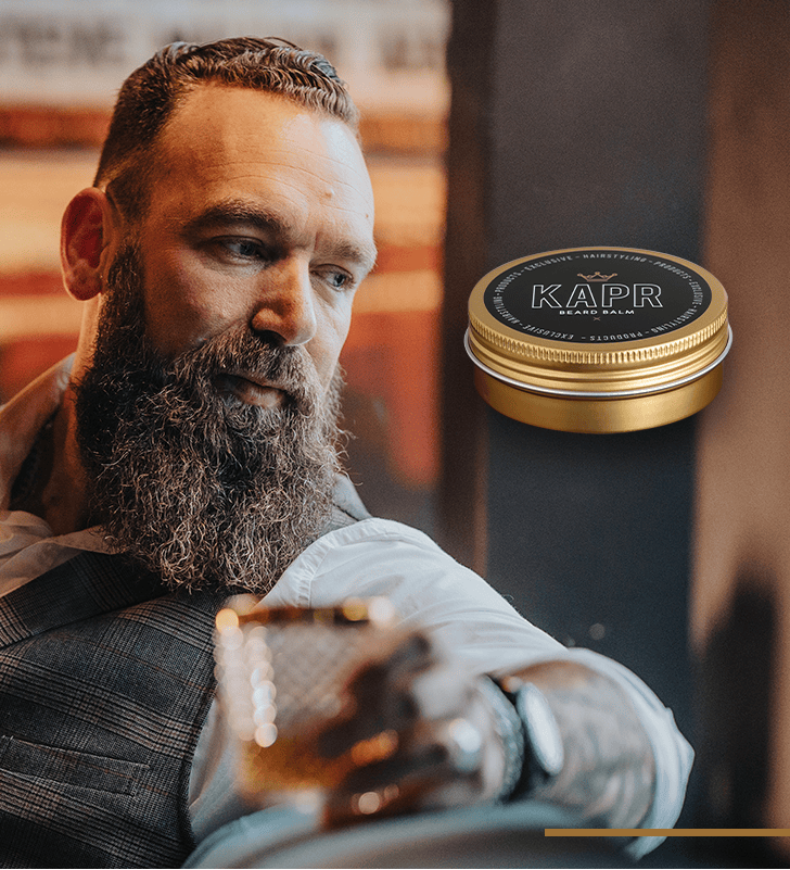 KAPR Beard Balm 60ml – gouden blik met zwarte deksel, zijaanzicht.