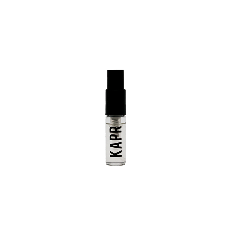 Mannelijk model met een stoere uitstraling gebruikt KAPR product.|KAPR exclusive Geur 50ml - Belangrijkste Geurkenmerken|KAPR Luxe Geur 2ml flesje met de tekst 'Eau de Essence'.|KAPR Luxe Parfum 50ml Fles en Doos - Eau de Parfum