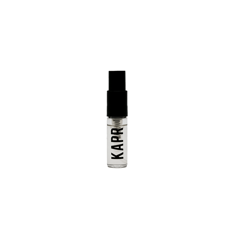 Mannelijk model met een stoere uitstraling gebruikt KAPR product.|KAPR exclusive Geur 50ml - Belangrijkste Geurkenmerken|KAPR Luxe Geur 2ml flesje met de tekst 'Eau de Essence'.|KAPR Luxe Parfum 50ml Fles en Doos - Eau de Parfum