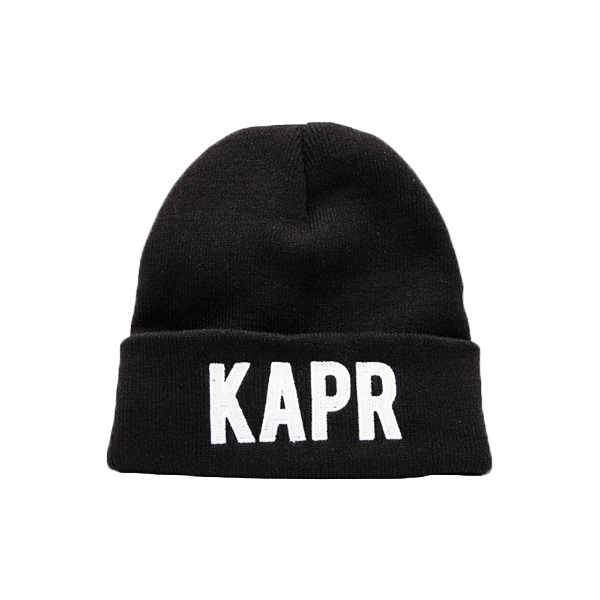 Zwarte KAPR muts met wit geborduurd logo op witte achtergrond.