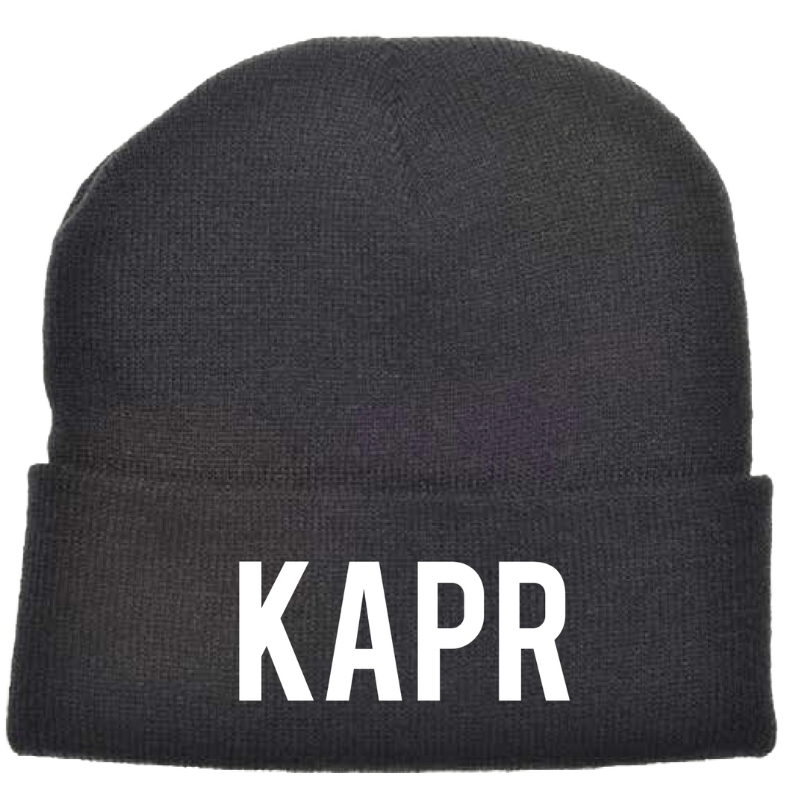 KAPR muts – zwarte gebreide beanie met wit KAPR logo.
