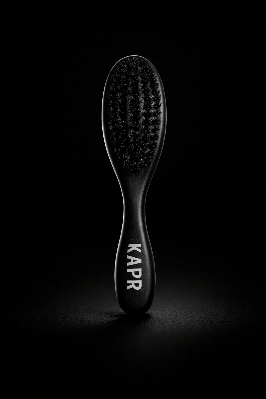 KAPR Baard & Fade borstel – zijaanzicht met logo.
