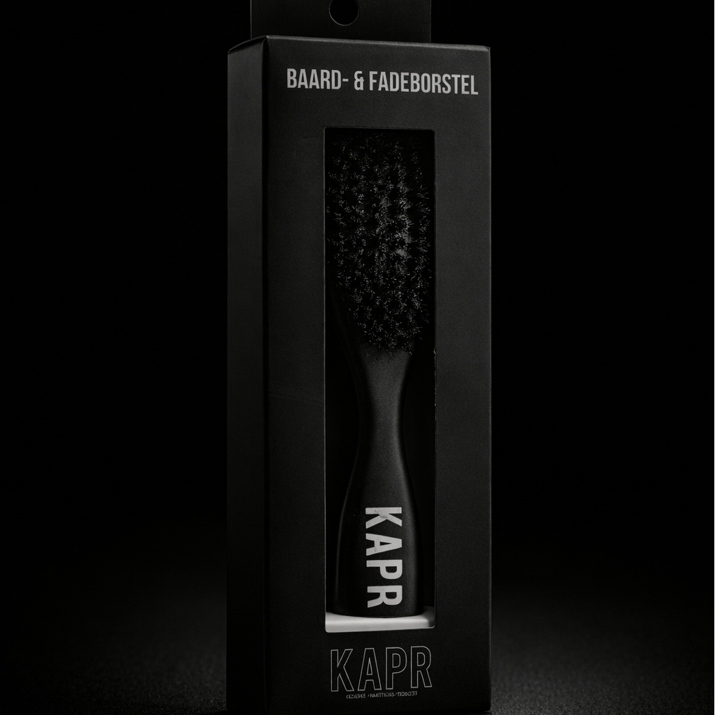 Barber gebruikt KAPR Fade borstel bij het uitwerken van een fade.