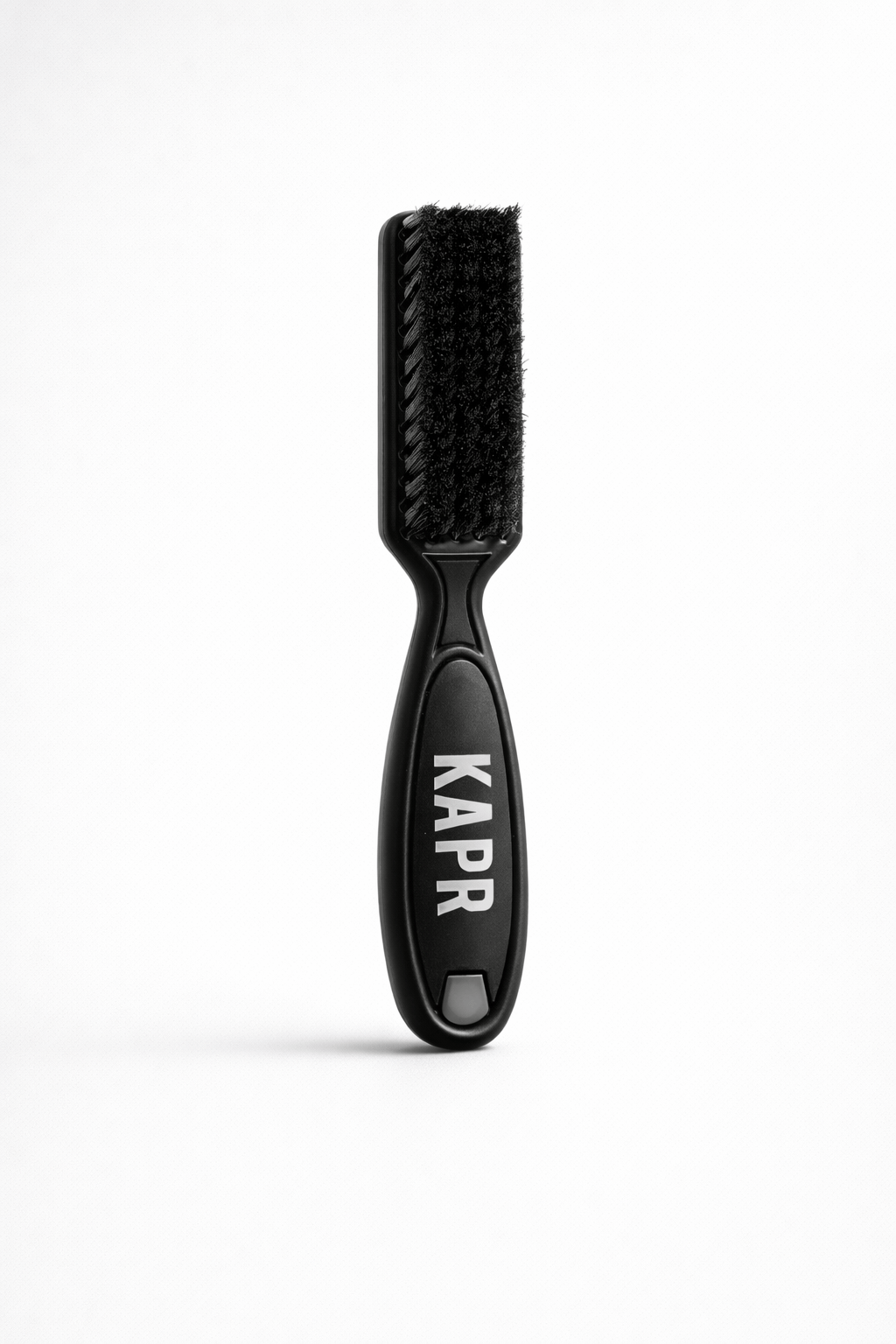 KAPR Fade borstel mini in gebruik bij het uitwerken van een fade.