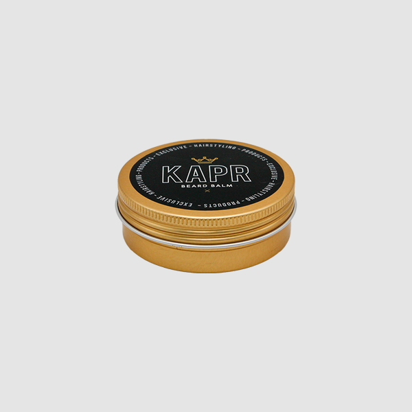 Open blik KAPR baardbalsem met gladde balsem erin.|Premium Beard Balm 60ml blik geplaatst tegen een luxueuze donkere achtergrond.|Een man met baard en een blik Beard Balm in een luxueuze setting|Blik Premium Beard Balm 60ml met de belangrijkste productvoordelen uitgelicht (zachte en soepele baard, verzorgend en voedend, flexible hold & shine).