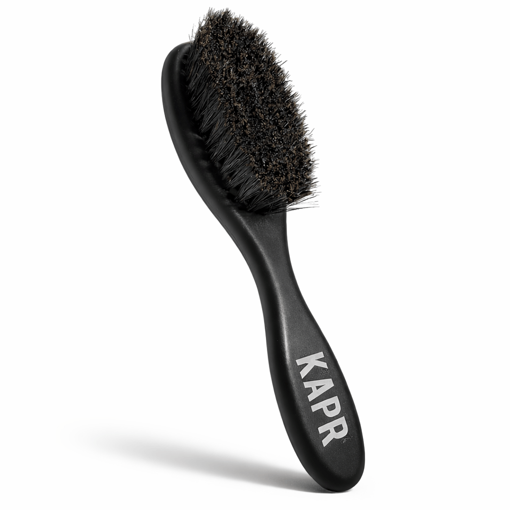 KAPR Baard & Fade borstel – zwarte borstel met wit logo op witte achtergrond.