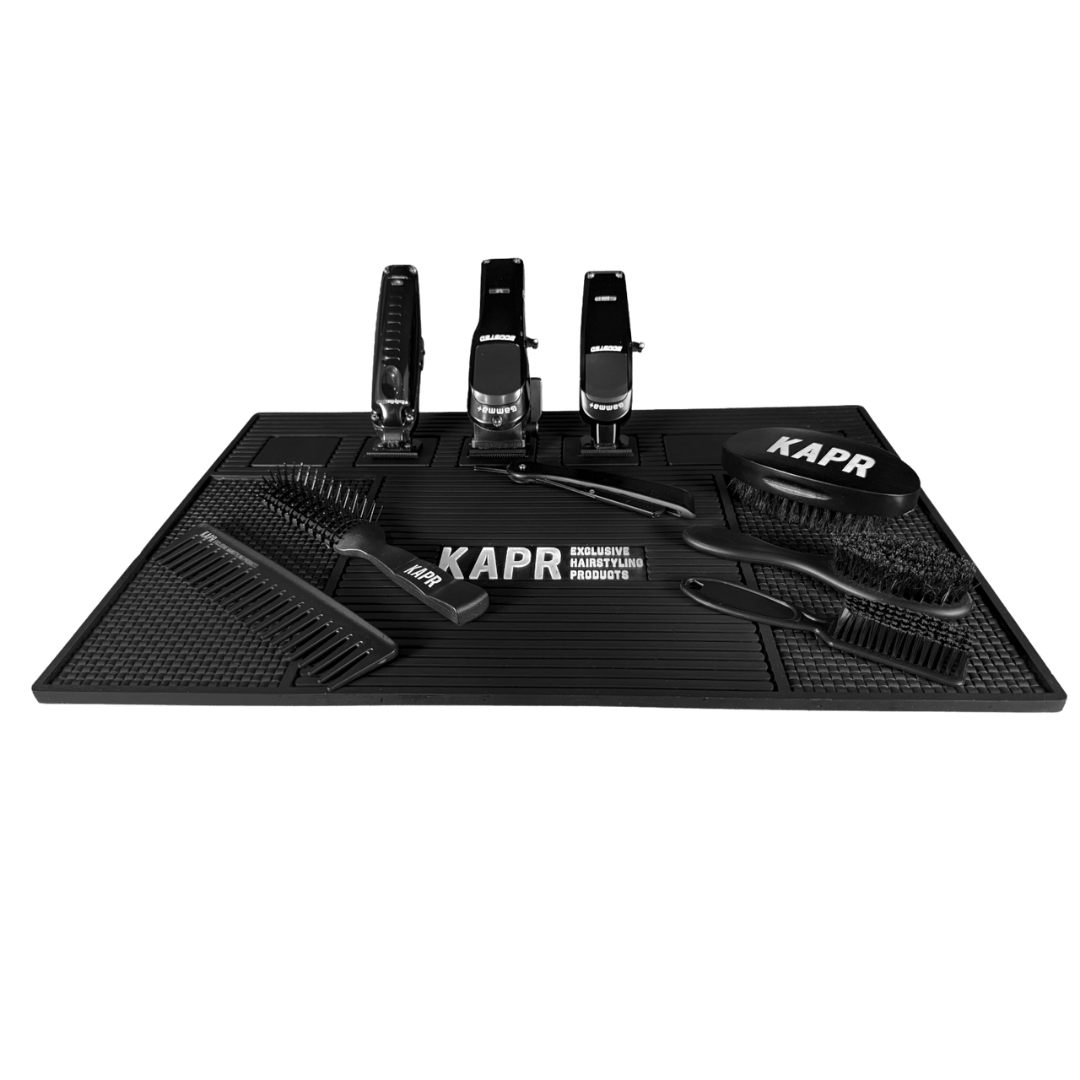 KAPR Toolmat magnetisch – zwarte werkmat met wit logo voor tondeuses en kappersgereedschap.