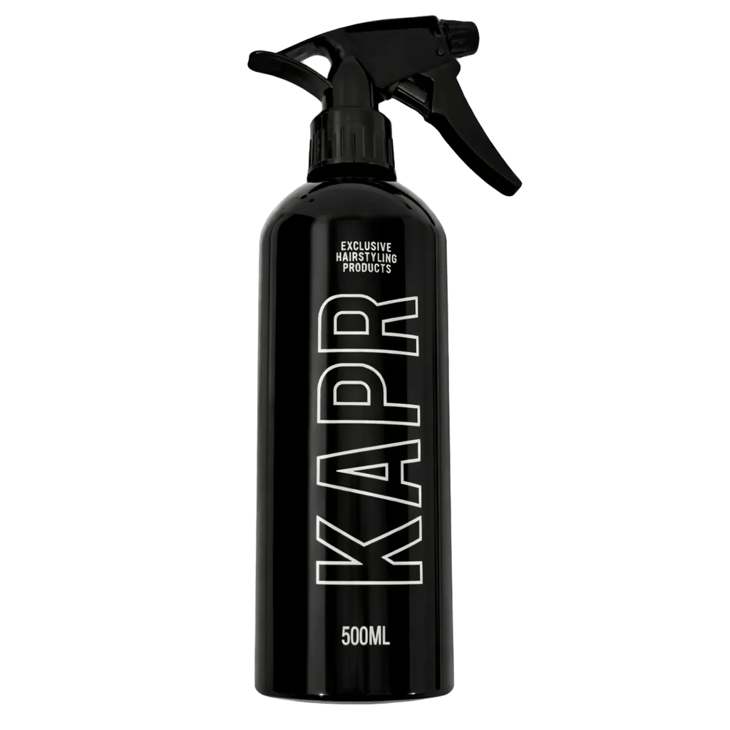KAPR Waterspuit 500ml – zwarte sprayfles met wit logo op witte achtergrond.