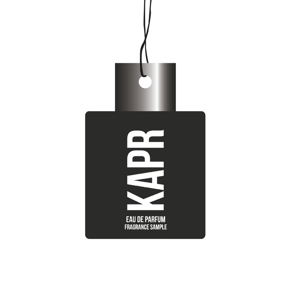 KAPR Air Refresher – zwarte geurhanger met wit logo op transparante achtergrond.