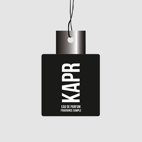 KAPR Air Refresher – zwarte luchtverfrisser met wit logo op grijze achtergrond.