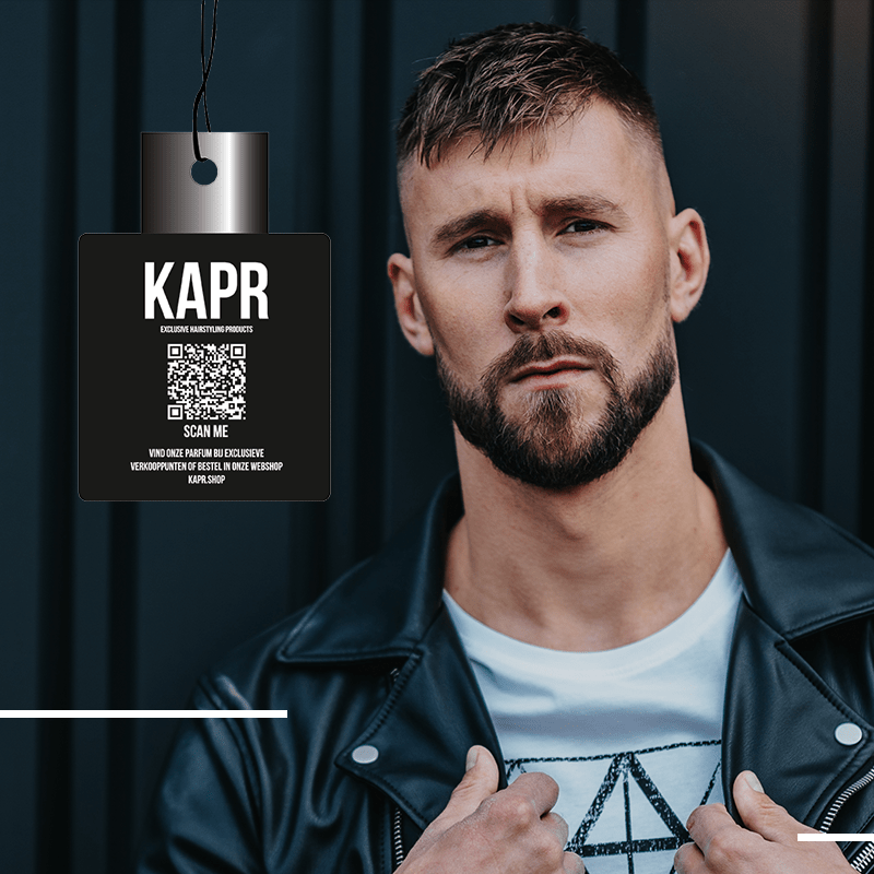 Man met KAPR Air Refresher – premium geurhanger voor auto of salon.
