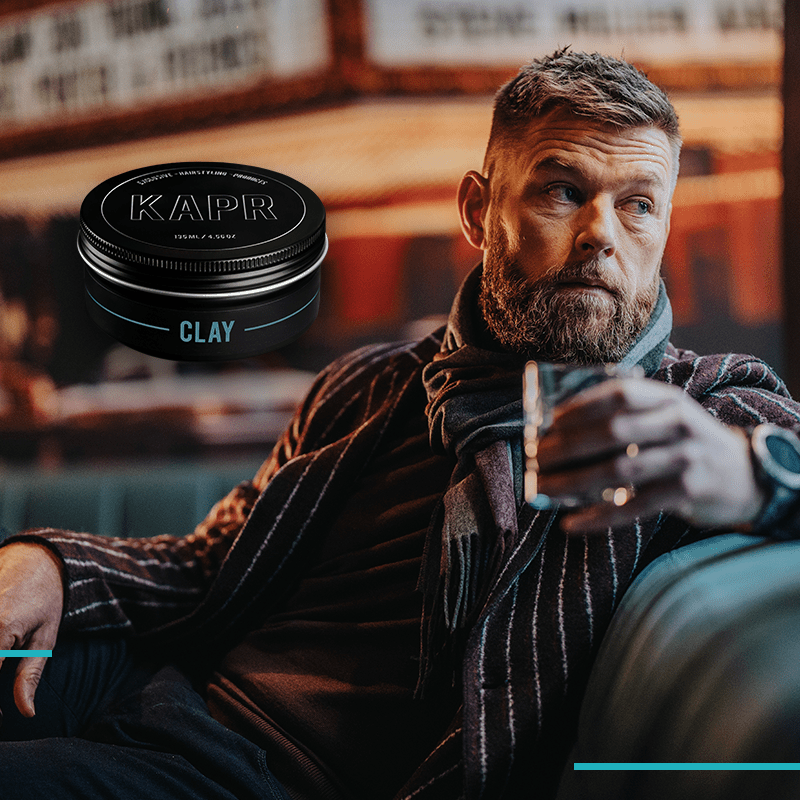 Man met KAPR Clay – barbershop styling clay voor natuurlijke look en sterke hold.