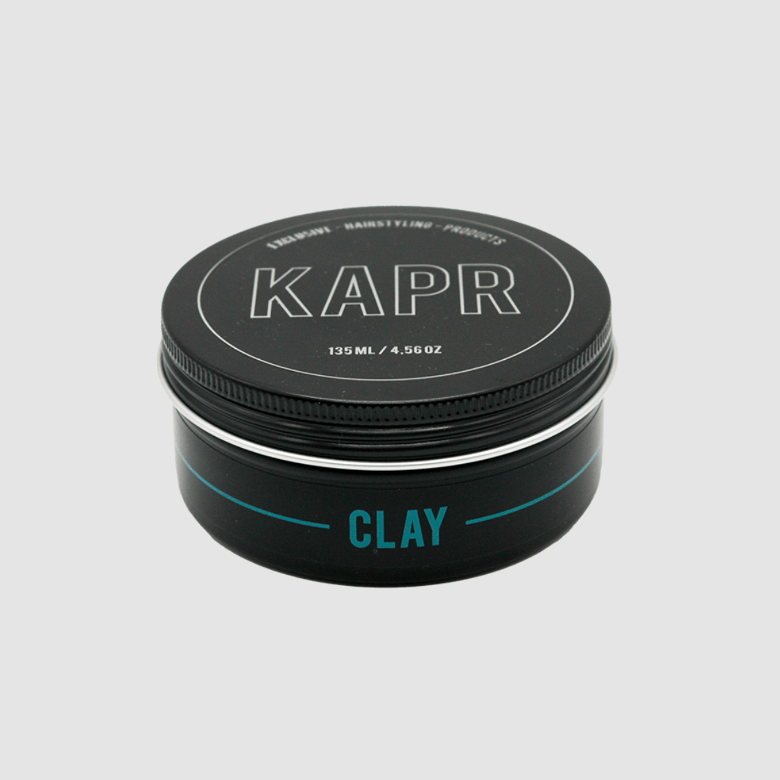 KAPR Clay – zwarte pot met wit logo op grijze achtergrond, professionele barbershop styling clay.