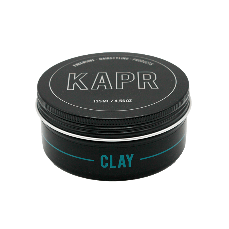 KAPR Clay – zwarte pot met wit logo en blauwe tekst op transparante achtergrond, matte hairstyling clay.
