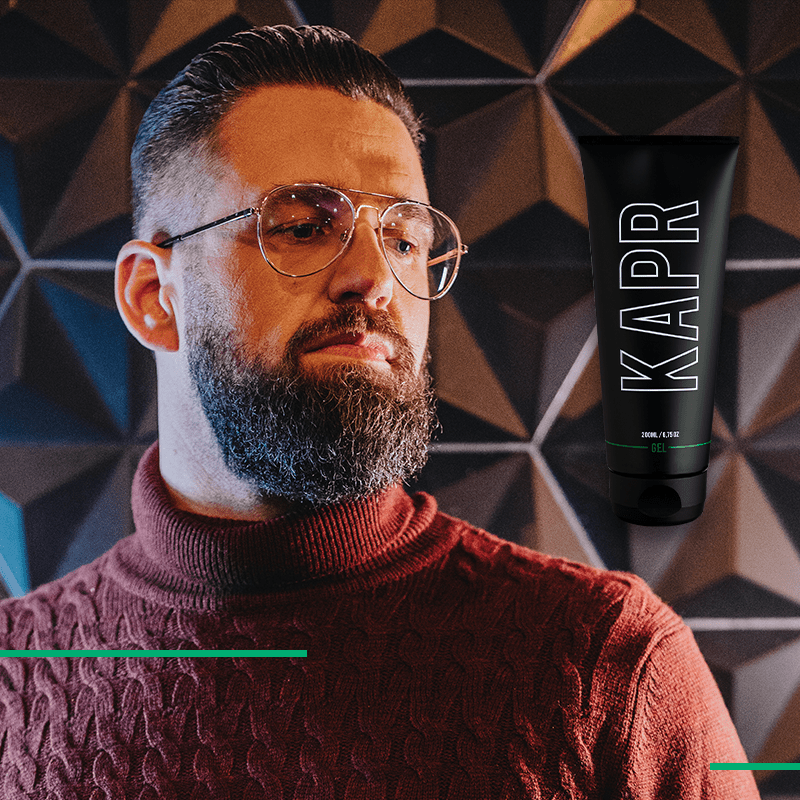 Man met KAPR Gel – barbershop haarstyling gel voor langdurige fixatie en glans.