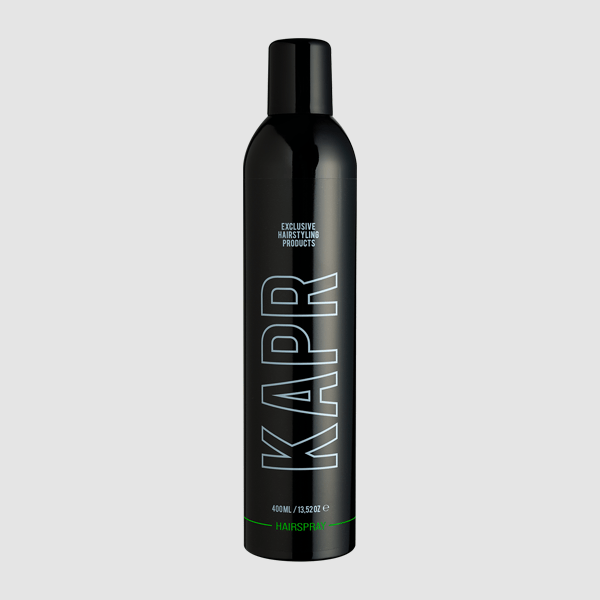 KAPR Hairspray – zwarte fles met wit logo op grijze achtergrond, professionele afwerking.