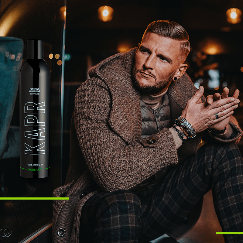 Man met KAPR Hairspray – barbershopkwaliteit haarspray voor sterke hold en stijl.