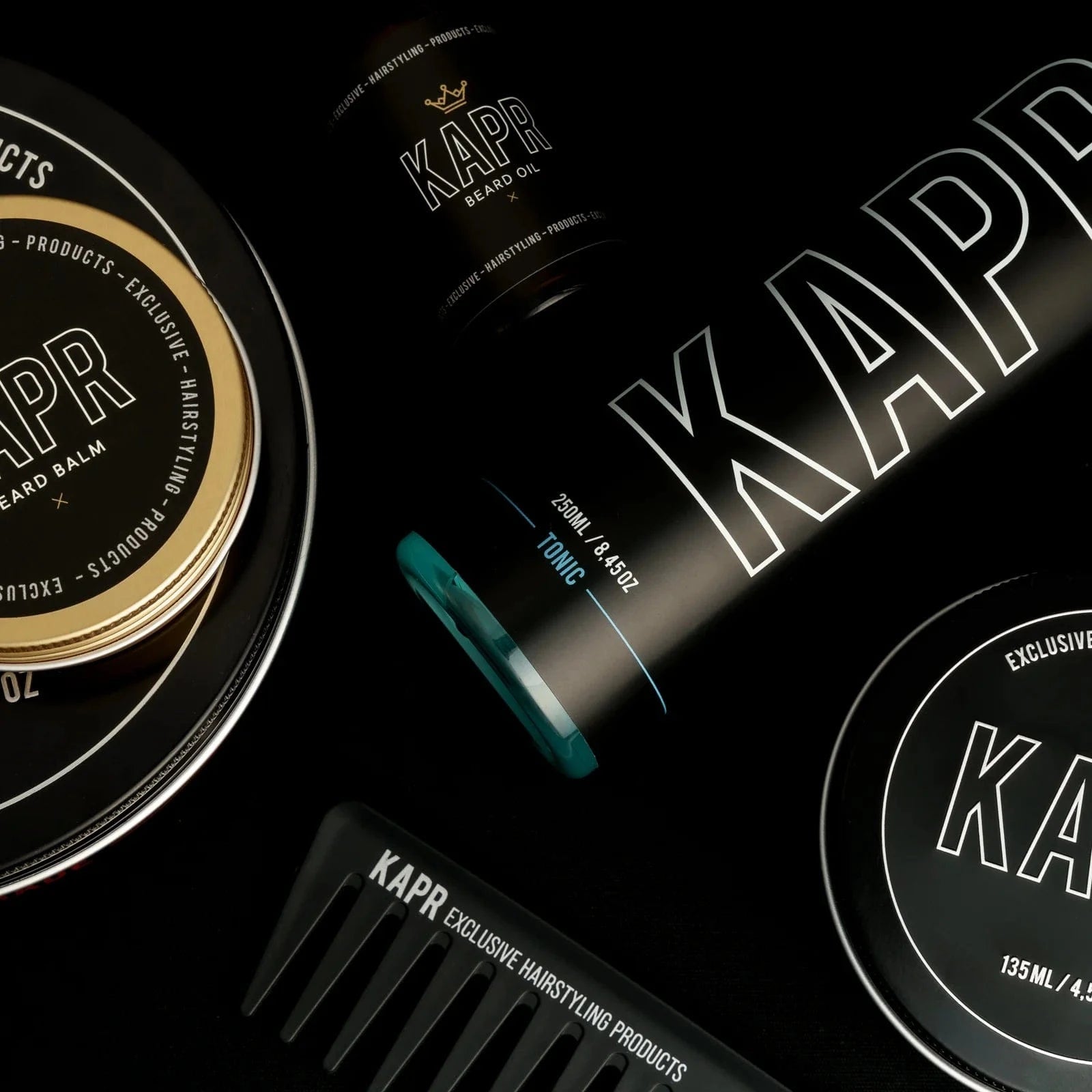 KAPR Cadeaubon – luxe zwart design met gouden accenten tussen KAPR producten.
