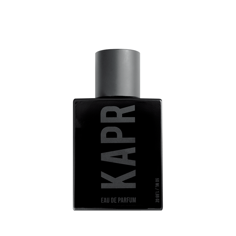 KAPR Mannen Parfum – elegante zwarte fles met zilveren dop, luxe herenparfum.