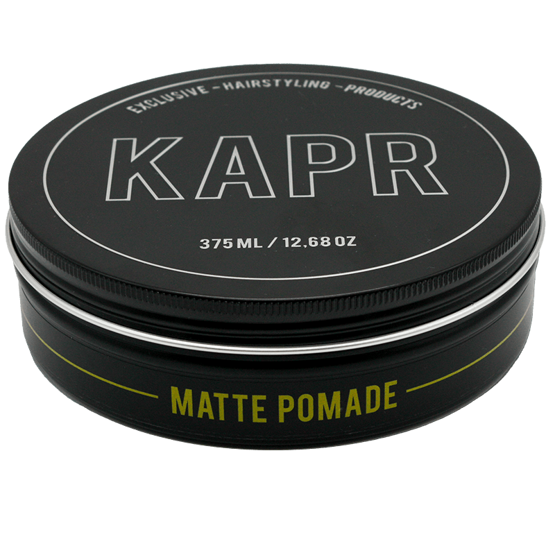 KAPR Matte Pomade – close-up van het deksel met logo, zwarte pot met gele details.