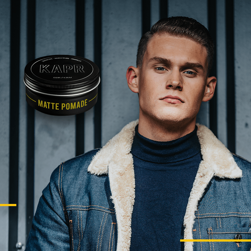 Model met gestylde look, gebruikt KAPR Matte Pomade voor natuurlijke hold.