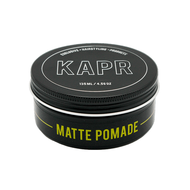 KAPR Matte Pomade 135ml – zwarte pot met gele opdruk op transparante achtergrond, matte finish en stevige hold.