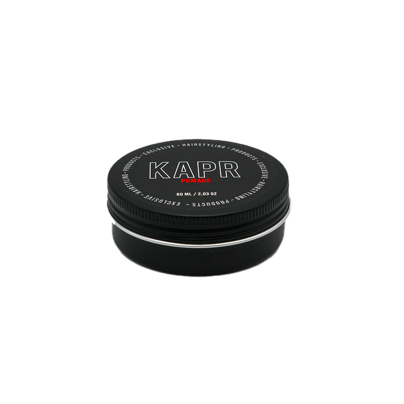 KAPR Pomade – compacte travel size verpakking, zwart met rode opdruk.