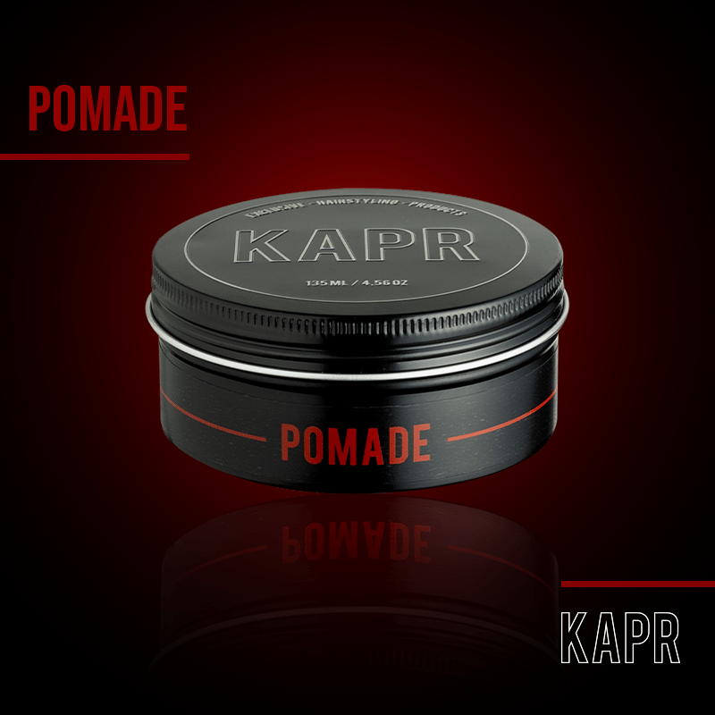 KAPR Pomade – op rode achtergrond met lichte gloed, krachtige uitstraling.