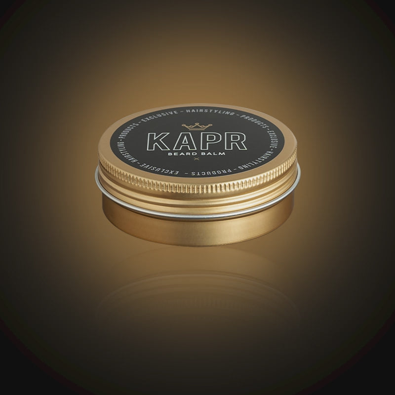 Open blik KAPR baardbalsem met gladde balsem erin.|Premium Beard Balm 60ml blik geplaatst tegen een luxueuze donkere achtergrond.|Een man met baard en een blik Beard Balm in een luxueuze setting|Blik Premium Beard Balm 60ml met de belangrijkste productvoordelen uitgelicht (zachte en soepele baard, verzorgend en voedend, flexible hold & shine).