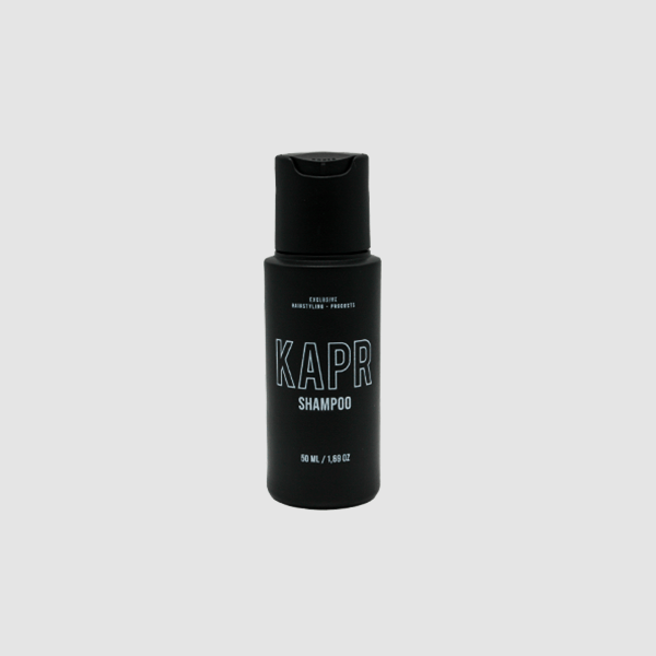 KAPR Face & Beard Wash – zwarte fles met pomp, grijze achtergrond, reinigt gezicht en baard op milde wijze.
