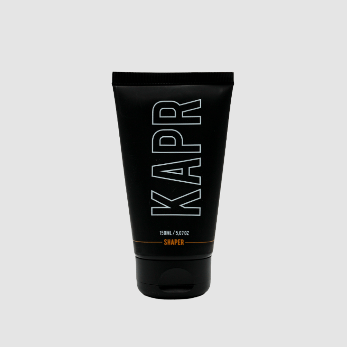 KAPR Shaper – zwarte tube met wit logo op grijze achtergrond, professionele barbershop styling.