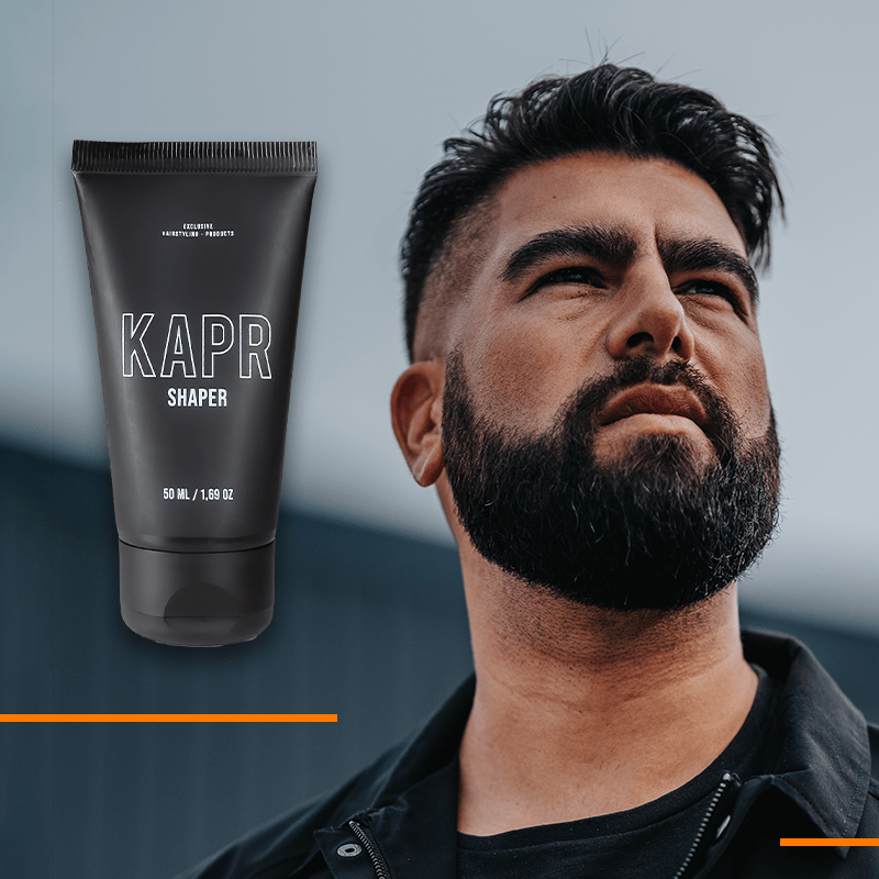 Man met KAPR Shaper – barbershop styling paste voor flexibele hold en natuurlijke finish.
