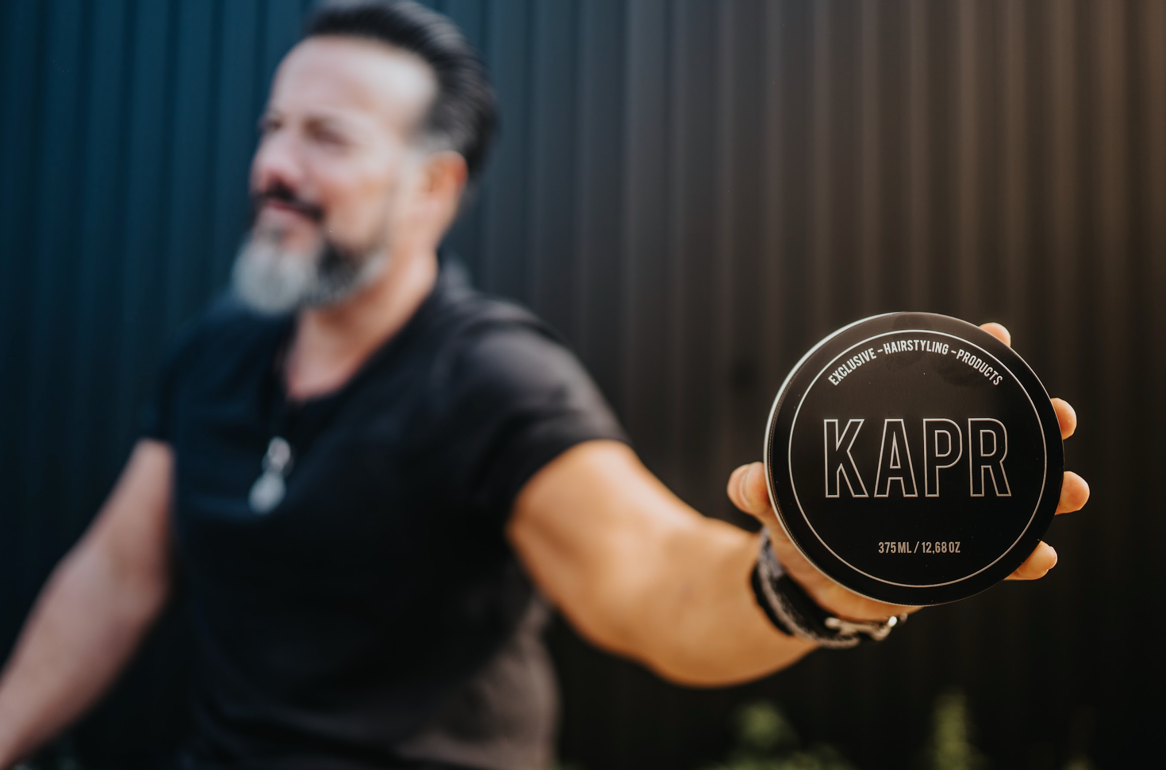 Hoe bereik je het perfecte kapsel met KAPR Pomade Waterbasis: Een Stapsgewijze Gids voor Mannen