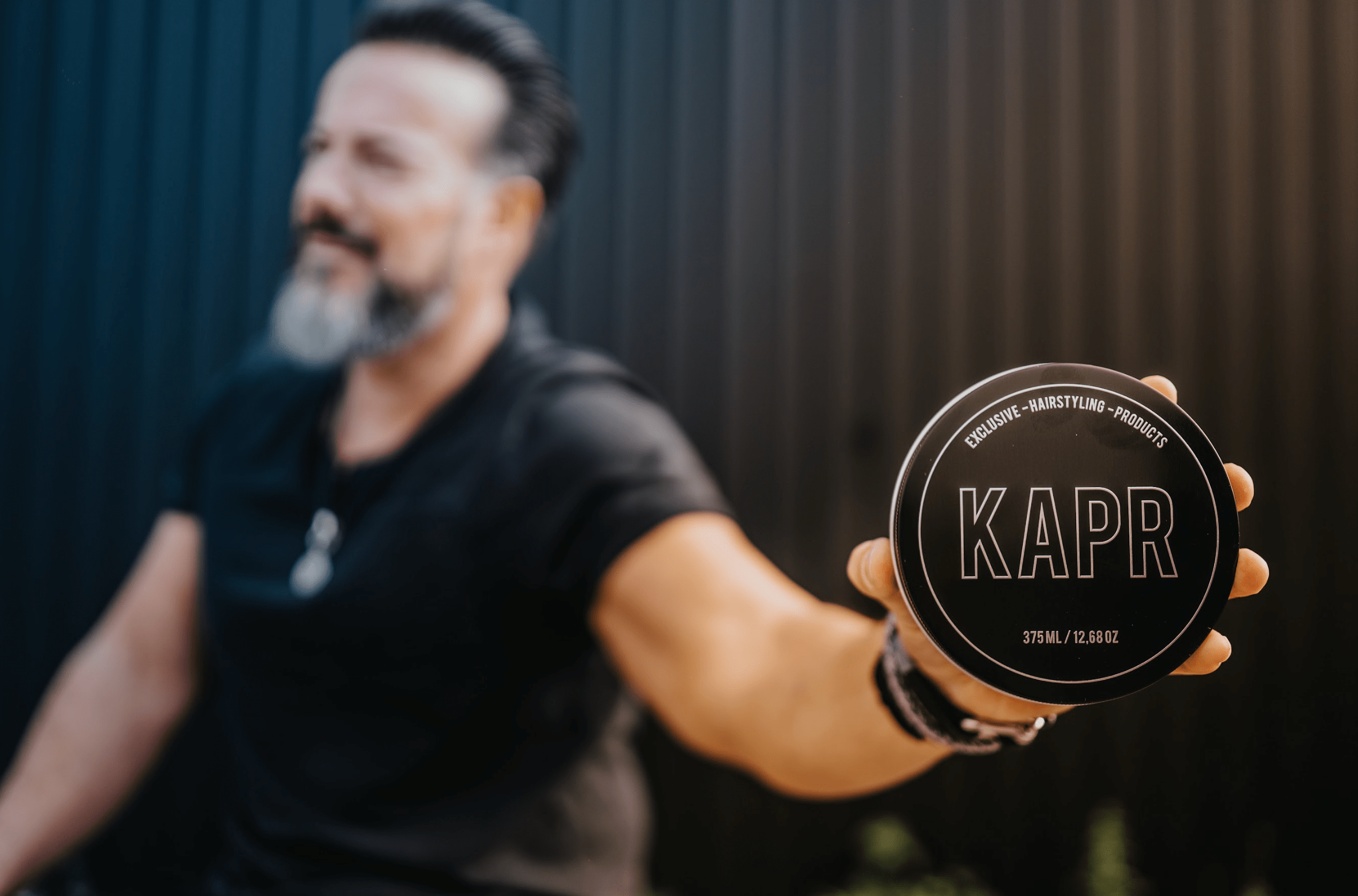 Hoe bereik je het perfecte kapsel met KAPR Pomade Waterbasis: Een Stapsgewijze Gids voor Mannen
