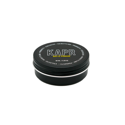KAPR Matte Pomade 60ml – compact formaat in zwart blik, ideaal als instapproduct of voor gebruik onderweg. Sterke hold met matte finish.