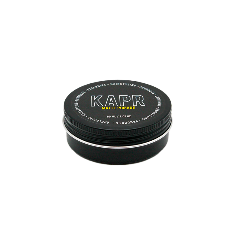 KAPR Matte Pomade 60ml – compact formaat in zwart blik, ideaal als instapproduct of voor gebruik onderweg. Sterke hold met matte finish.