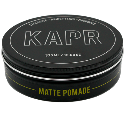 KAPR Matte Pomade 375ml – voordelige grootverpakking voor professioneel gebruik. Hoogwaardige pomade met langdurige matte hold in stijlvol zwart design.