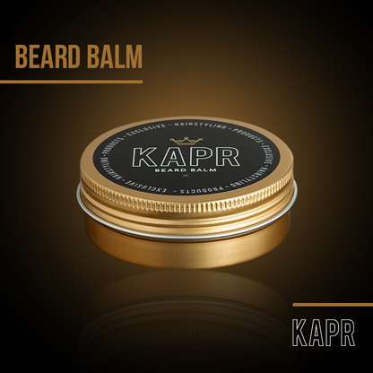 Open blik KAPR baardbalsem met gladde balsem erin.|Premium Beard Balm 60ml blik geplaatst tegen een luxueuze donkere achtergrond.|Een man met baard en een blik Beard Balm in een luxueuze setting|Blik Premium Beard Balm 60ml met de belangrijkste productvoordelen uitgelicht (zachte en soepele baard, verzorgend en voedend, flexible hold & shine).