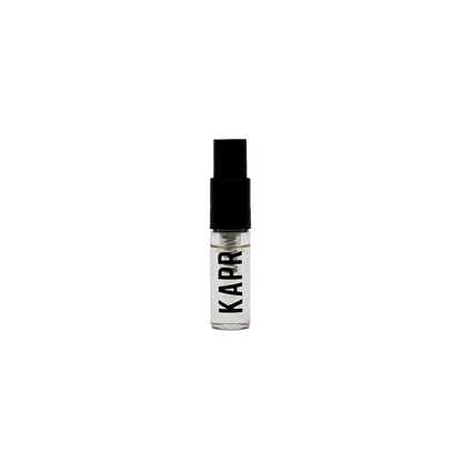 Mannelijk model met een stoere uitstraling gebruikt KAPR product.|KAPR exclusive Geur 50ml - Belangrijkste Geurkenmerken|KAPR Luxe Geur 2ml flesje met de tekst 'Eau de Essence'.|KAPR Luxe Parfum 50ml Fles en Doos - Eau de Parfum