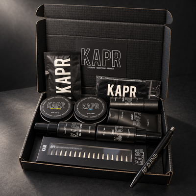 KAPR Experience Kit try-out pakket voor salons, open doos op donkere achtergrond