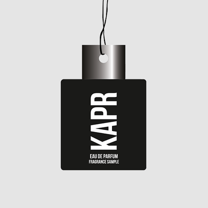 KAPR Air Refresher – zwarte luchtverfrisser met wit logo op grijze achtergrond.