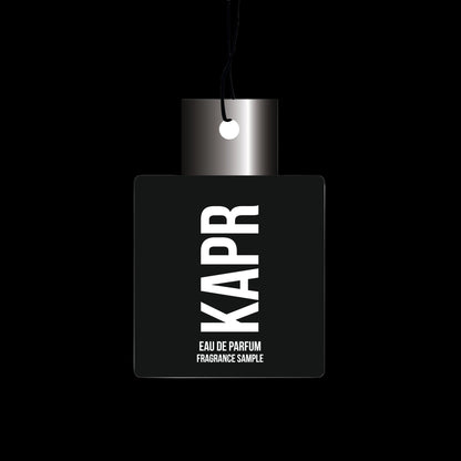 KAPR Air Refresher – zwarte geurhanger met wit logo op donkere achtergrond.