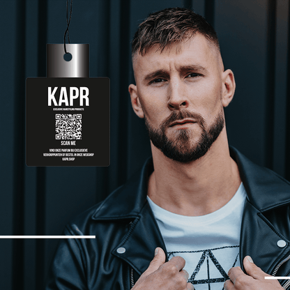 Man met KAPR Air Refresher – premium geurhanger voor auto of salon.