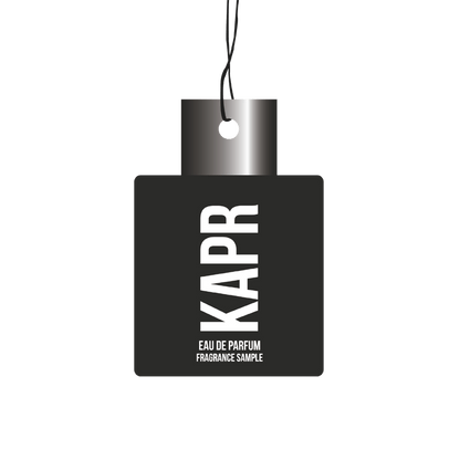 KAPR Air Refresher – zwarte luchtverfrisser met wit logo op grijze achtergrond.