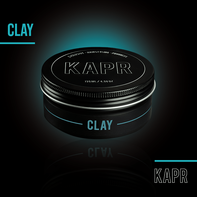 KAPR Clay – zwarte pot met wit logo op blauwe achtergrond, matte haarstyling clay.