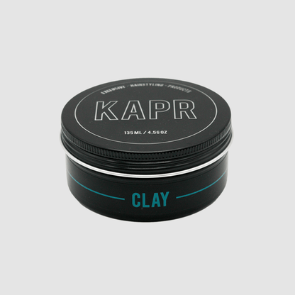 KAPR Clay – zwarte pot met wit logo op grijze achtergrond, professionele barbershop styling clay.